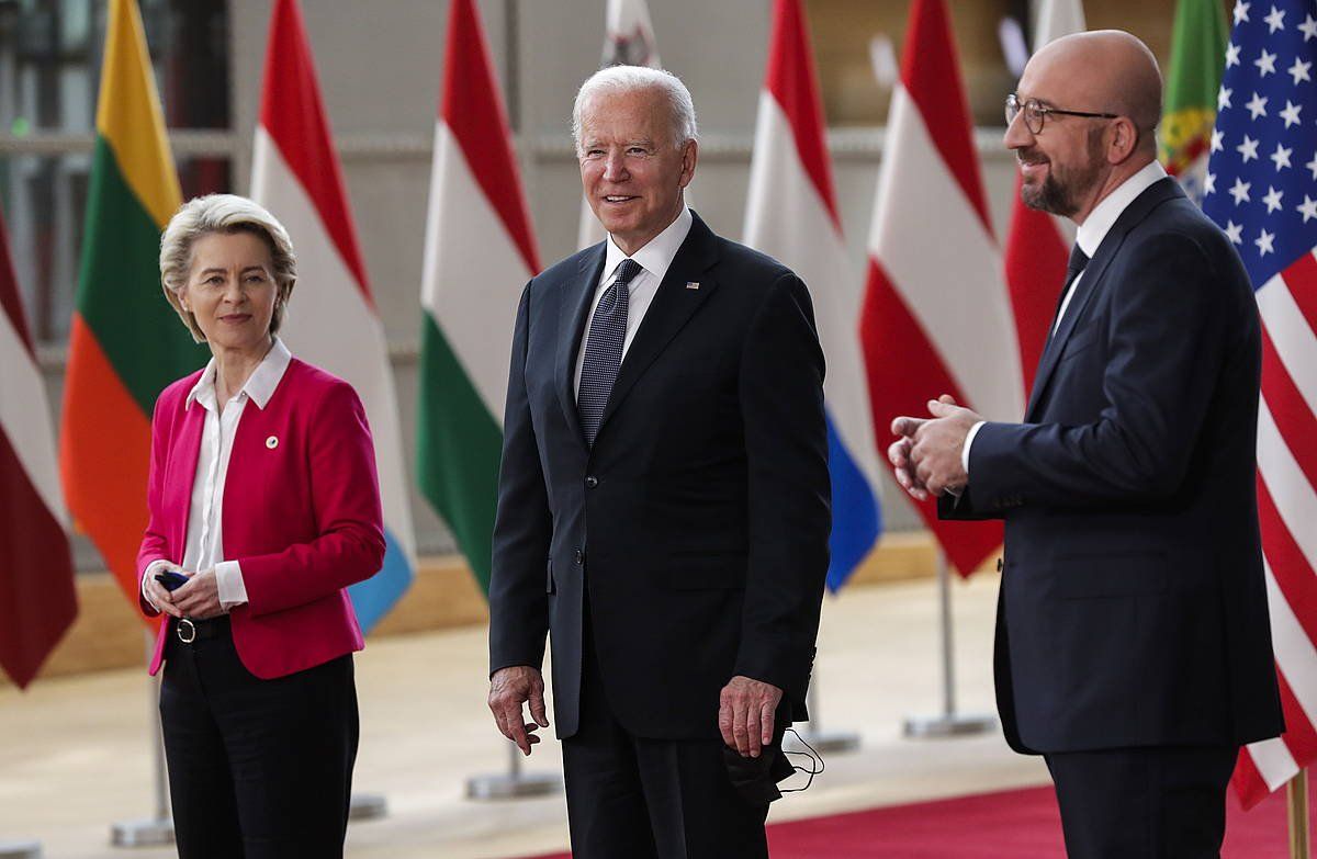 Von der Leyen eta Biden, Bruselako goi bileran. OLIVIER HOSLET / EFE