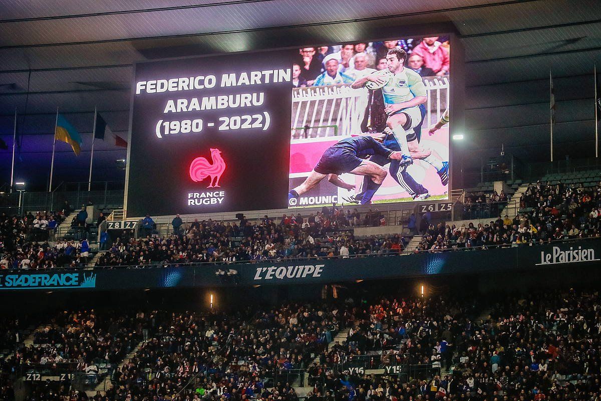 Federico Arambururen omenez jarritako irudia, Sain Deniseko estadioan. CHRISTOPHE PETIT TESSON, EFE