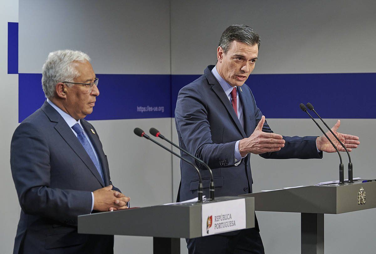 Antonio Costa Portugalgo lehen ministroa eta Pedro Sanchez Espainiako presidentea, gaur, Bruselan. HORST WAGNER / EFE