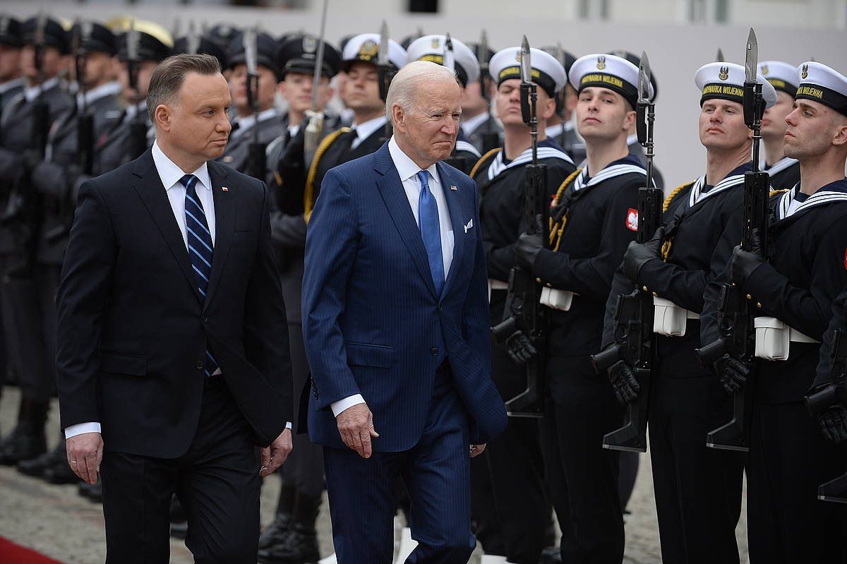 Joe Biden AEBetako presidetea (erdian) eta Andrej Duda Poloniako presidentea (ezkerrean), gaur, Varsovian. MARCIN OBARA, EFE