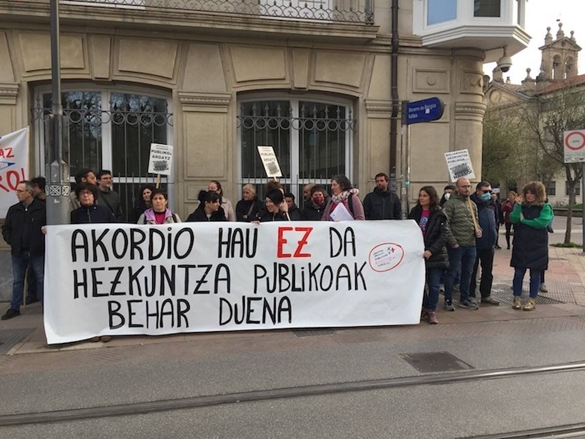 Plataformak gaur goizean egin duen elkarretaratzea. EUSKAL ESKOLA PUBLIKOAZ HARRO