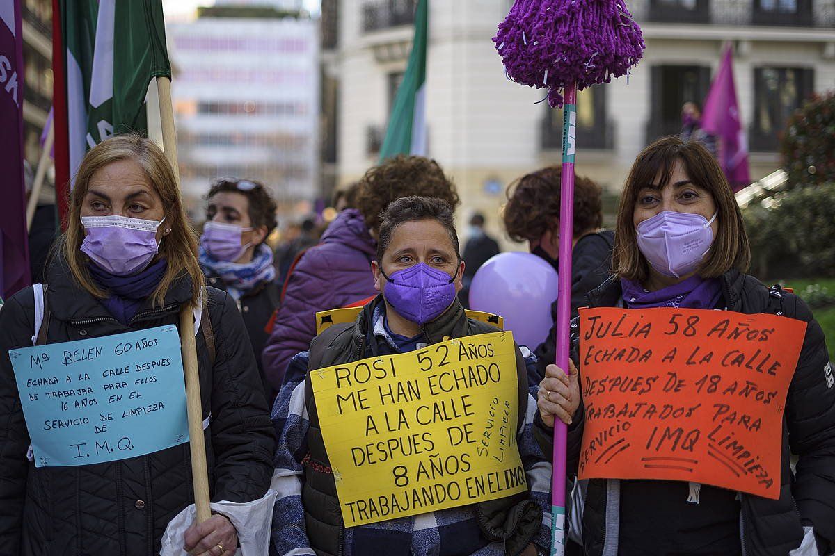 IMQko hiru garbitzaile protesta ekintza batean.