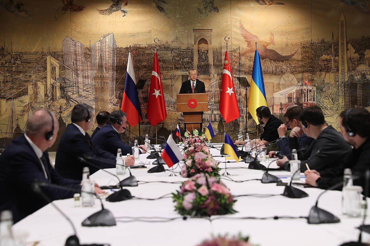 Turkiako presidente Erdogan, Errusiako eta Ukrainako ordezkaritzak ezker-eskuin daudela, Istanbulen. TURKISH PRESIDENT PRESS OFFICE / EFE