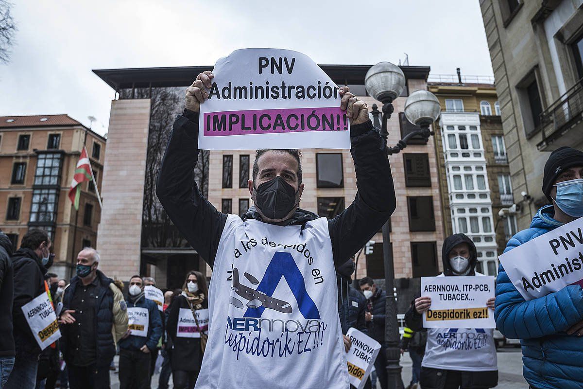 Aernnovako langile bat EAEKo Auzitegi Nagusiaren aurrean eginiko protestaldi batean. ARITZ LOIOLA / FOKU