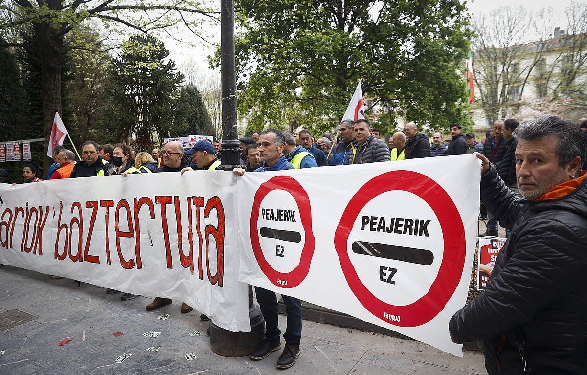 Hiruko kideen protesta, Gipuzkoako Foru Aldundiaren egoitzarn aurrean, asteazken honetan. JAVIER ETXEZARRETA (EFE)