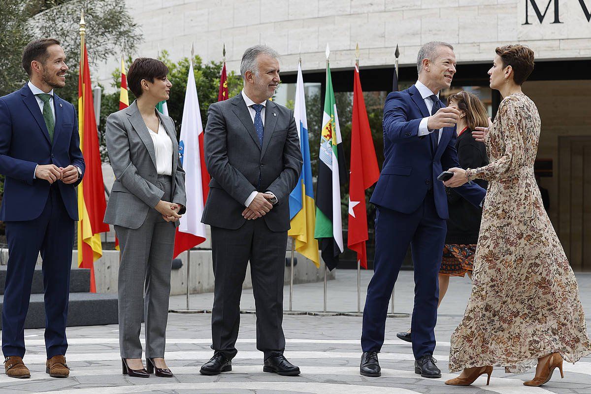 Martxoaren 13an, La Palman (Espainia) elkartu ziren azkenekoz Isabel Rodriguez, ezkerrean, eta Maria Txibite. Gaur Nafarroako Jauregian izenpetuko dute akordioa. JUAN CARLOS HIDALGO / EFE