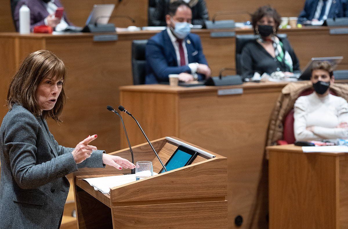 Geroa Bai, Navarra Sumako harmailetara zuzenduz eta hari begira, beste aldean, PSNko parlamentariak eta Maria Txibite zein Javier Remirez lehendakari eta lehendakariordea. JAGOBA MANTEROLA / FOKU
