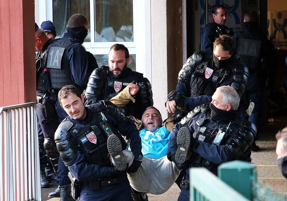 Frantziako CRSak, Bakegileak taldeko kide bat kanporatzen. BOB EDME