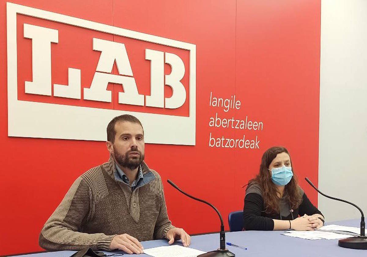 Igor Arroyo eta Irati Tobar LABeko ordezkariak gaurko agerraldian. LAB