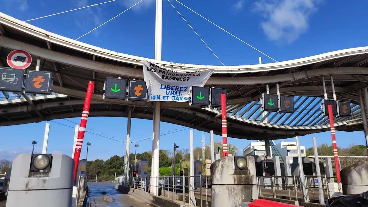 Bakegileek A63 autobidea blokeatu dute bi norabideetan. OIHANA TEYSEYRE KOSKARAT / BERRIA