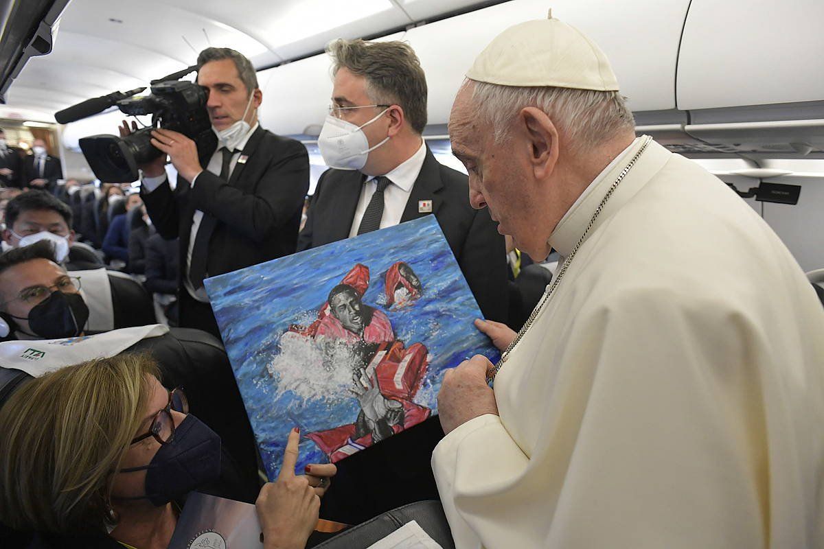 Aita santua Maltatik Vatikanorako bidaian, hegazkinean. VATICAN MEDIA HANDOUT