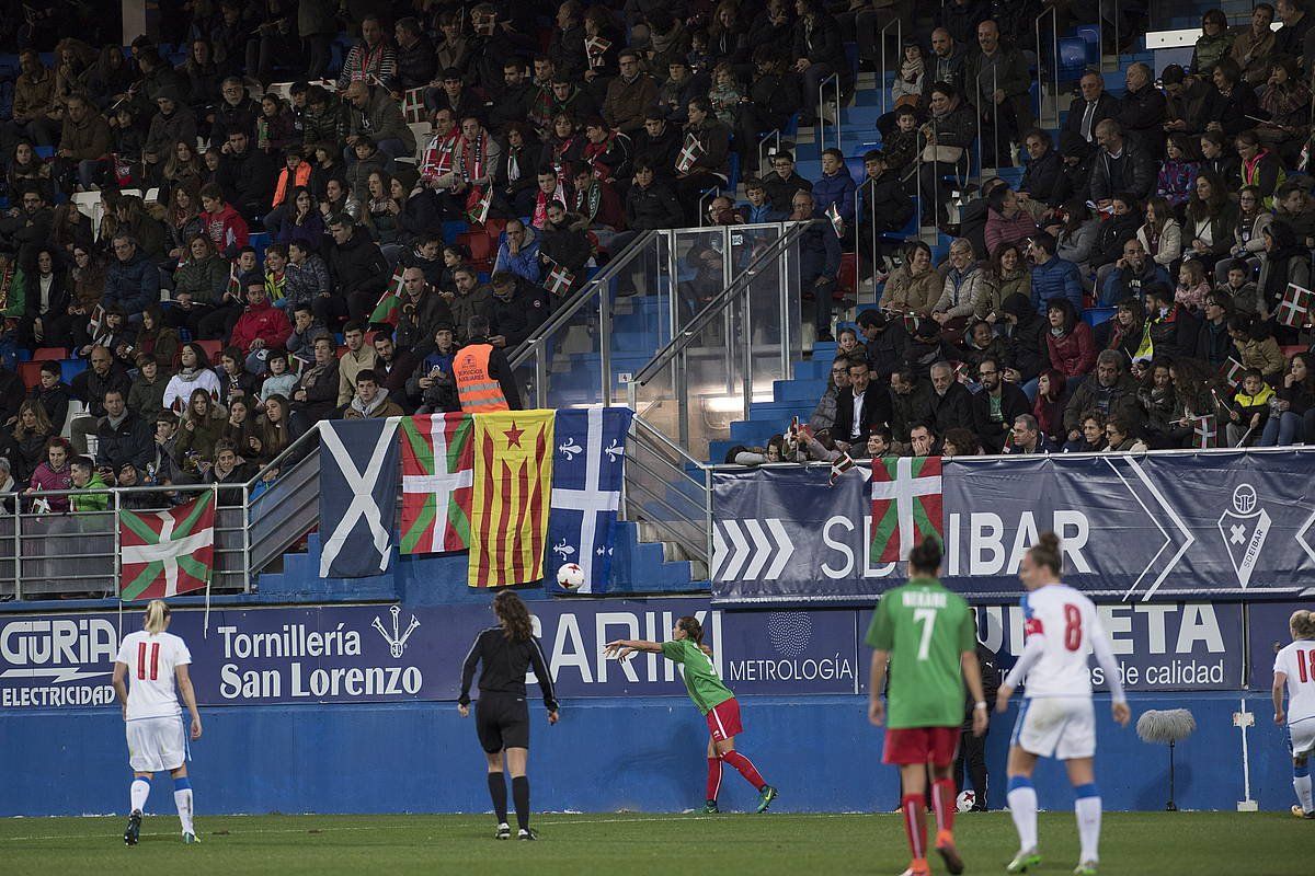 Euskal selekzioaren eta Txekiar Errepublikakoaren arteko partida Ipuruan, 2017ko azaroan. JUAN CARLOS RUIZ / FOKU