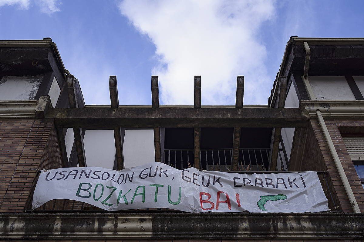 Galdeketaren egunean jarritako pankarta bat, Usansolon. ARITZ LOIOLA / FOKU