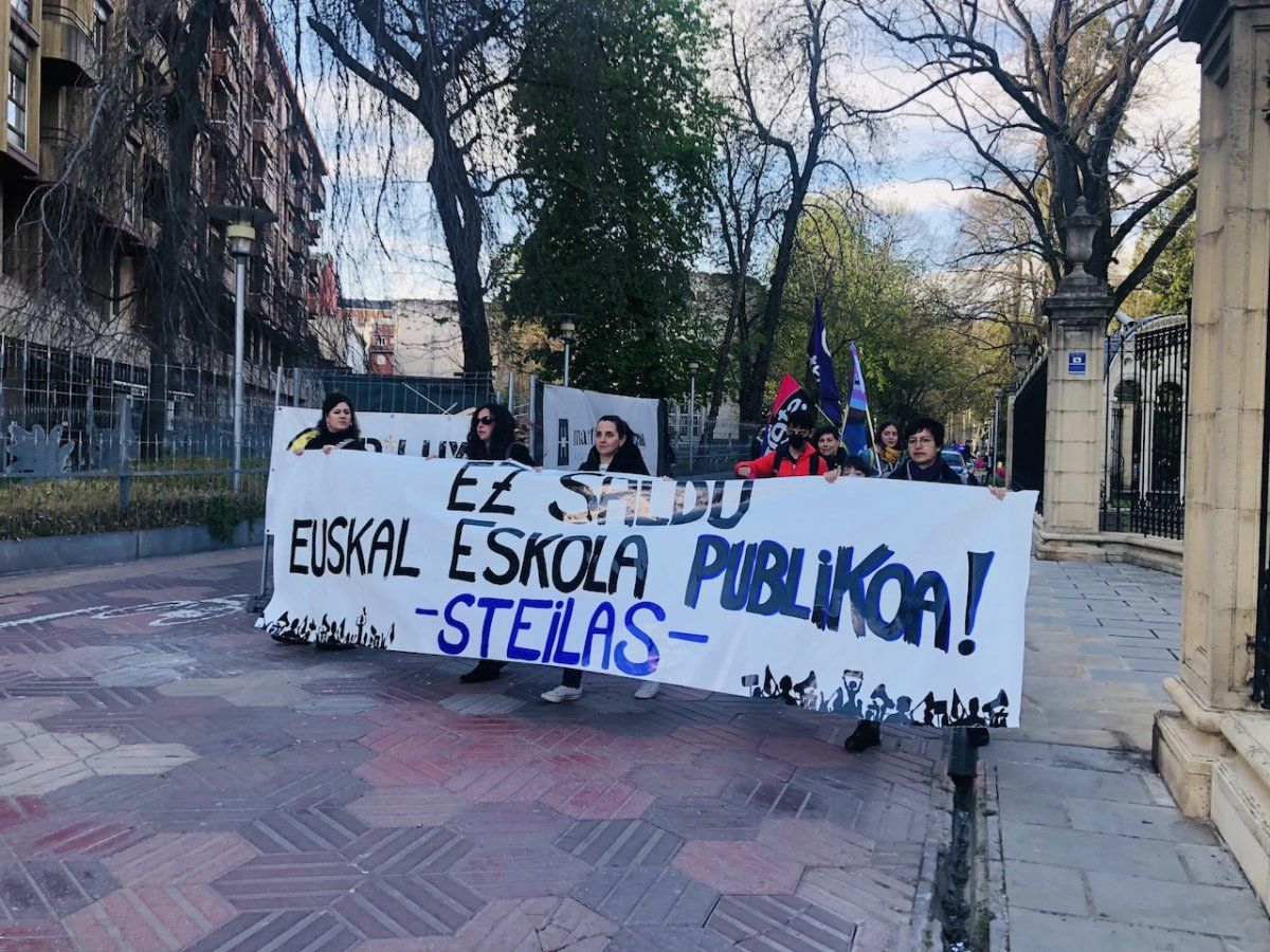 Steilasek Eusko Legebiltzarraren parean deituko protesta. BERRIA