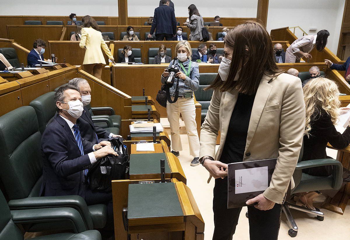 Jokin Bildarratz eserita eta Miren Gorrotxategi zutik, gaur goizean Eusko Legebiltzarrean. RAUL BOGAJO, FOKU