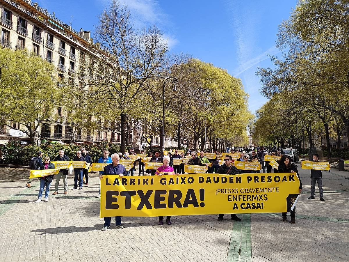 Gaur Parlamentu aurrean, Iruñeko Sarasate pasealekuan egindako elkarretaratzea. SARE HERRITARRA