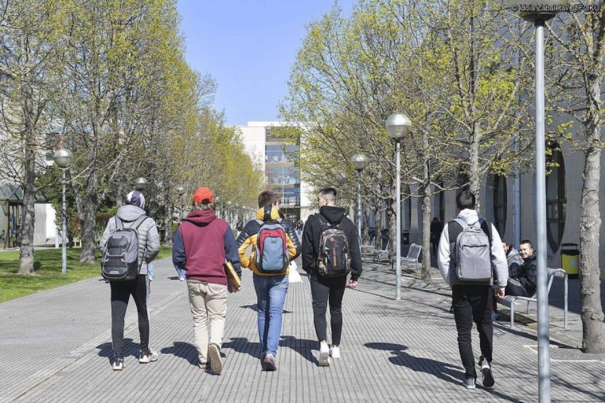 Zenbait ikasle NUPeko Arrosadiko campusean ikasgelategira bidean. IDOIA ZABALETA, FOKU