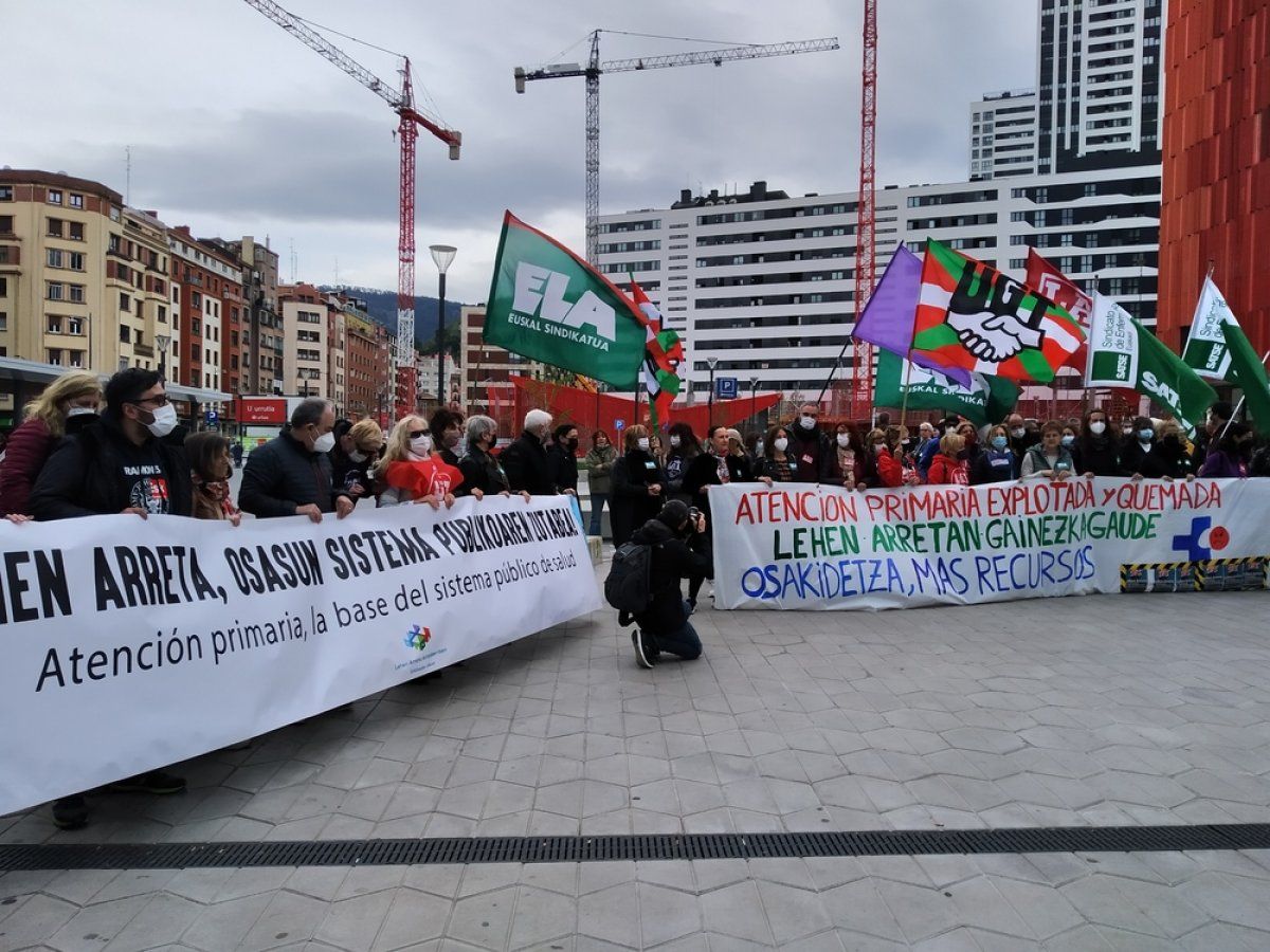 Osakidetzako langileak, gaur goizean egin duten protestan, Bilbon. BERRIA