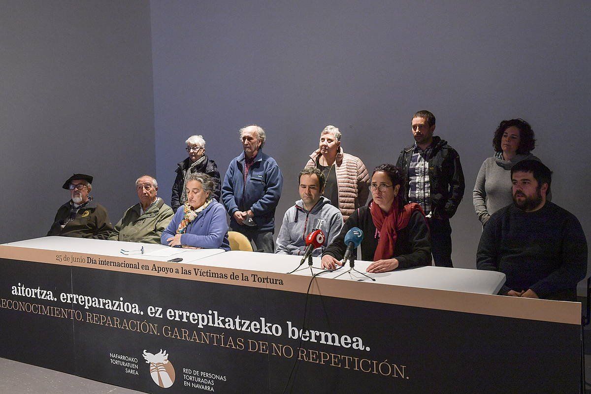 Nafarroan tortura jasandako herritarrek gaur goizean Iruñean egindako agerraldia. IDOIA ZABALETA / FOKU