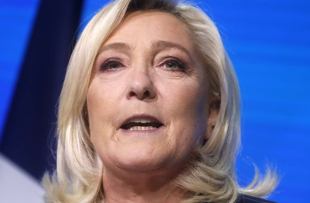 Marine Le Pen eskuin muturrekoa, gaurko emaitzak ospatzen, Parisen. IAN LANGSDON / EFE
