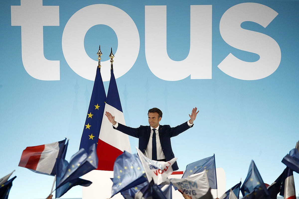 Emmanuel Macron Frantziako presidentea, emaitzen berri izan ondoren, jarraitzaileen aurrean, Parisen. YOAN VALAT / EFE