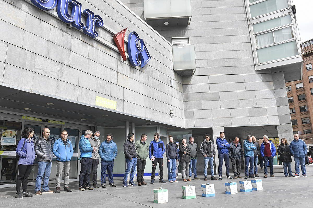 Gaur abeltzainek egindako protesta, Iruñeko Carrefour aurrean, Mendebaldea auzoan. IDOIA  ZABALETA / FOKU