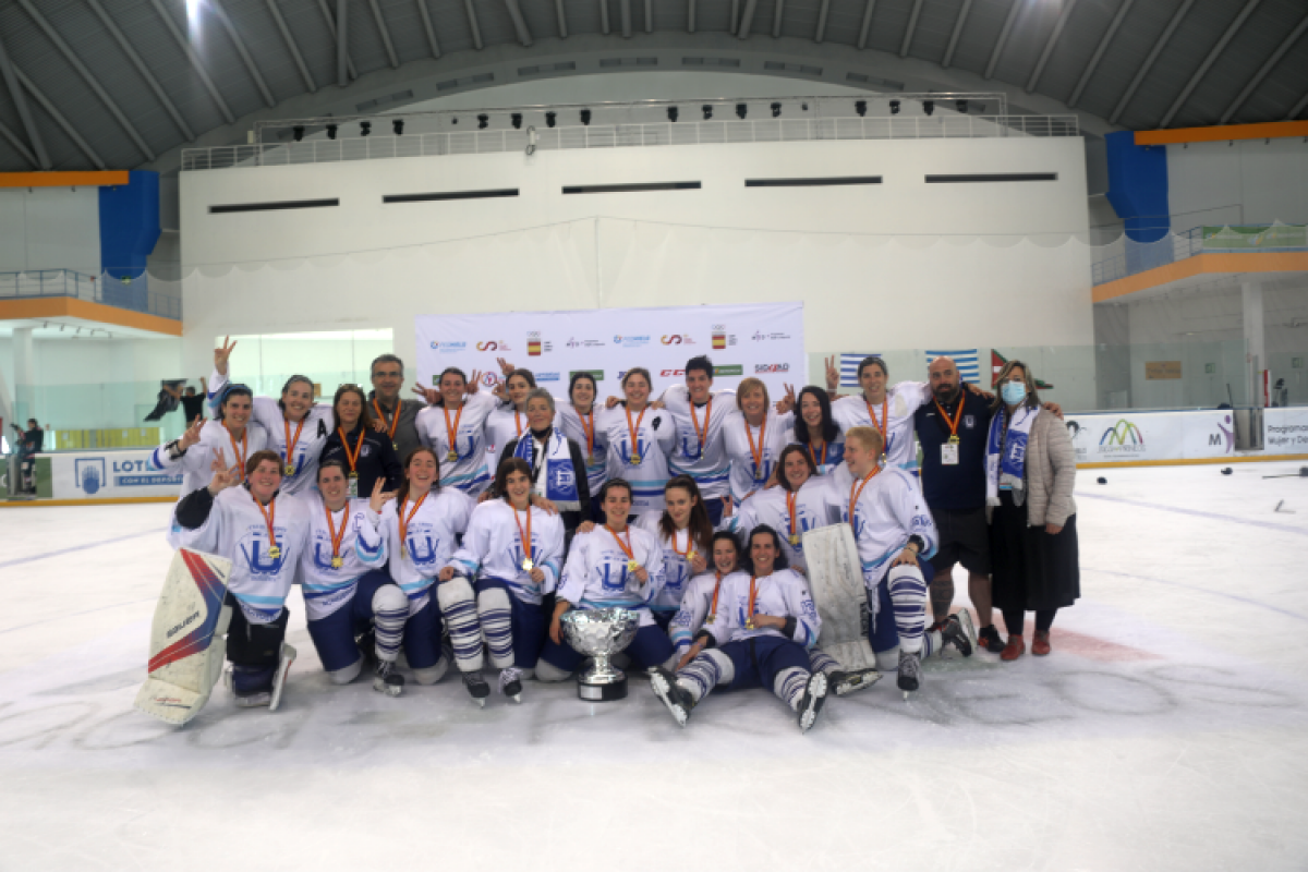 Txuri-Urdineko kideak koparekin, gaur, Jakan. ESPAINIAKO IZOTZ-HOCKEY FEDERAZIOA