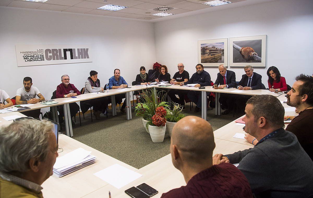 Bizkaiko metalgintzako lan ituna berritzeko bilera bat, LHKn egindakoa. LUIS JAUREGIALTZO / FOKU Bizkaiko metalgintzako lan ituna berritzeko bilera bat, LHKn egindakoa. LUIS JAUREGIALTZO / FOKU