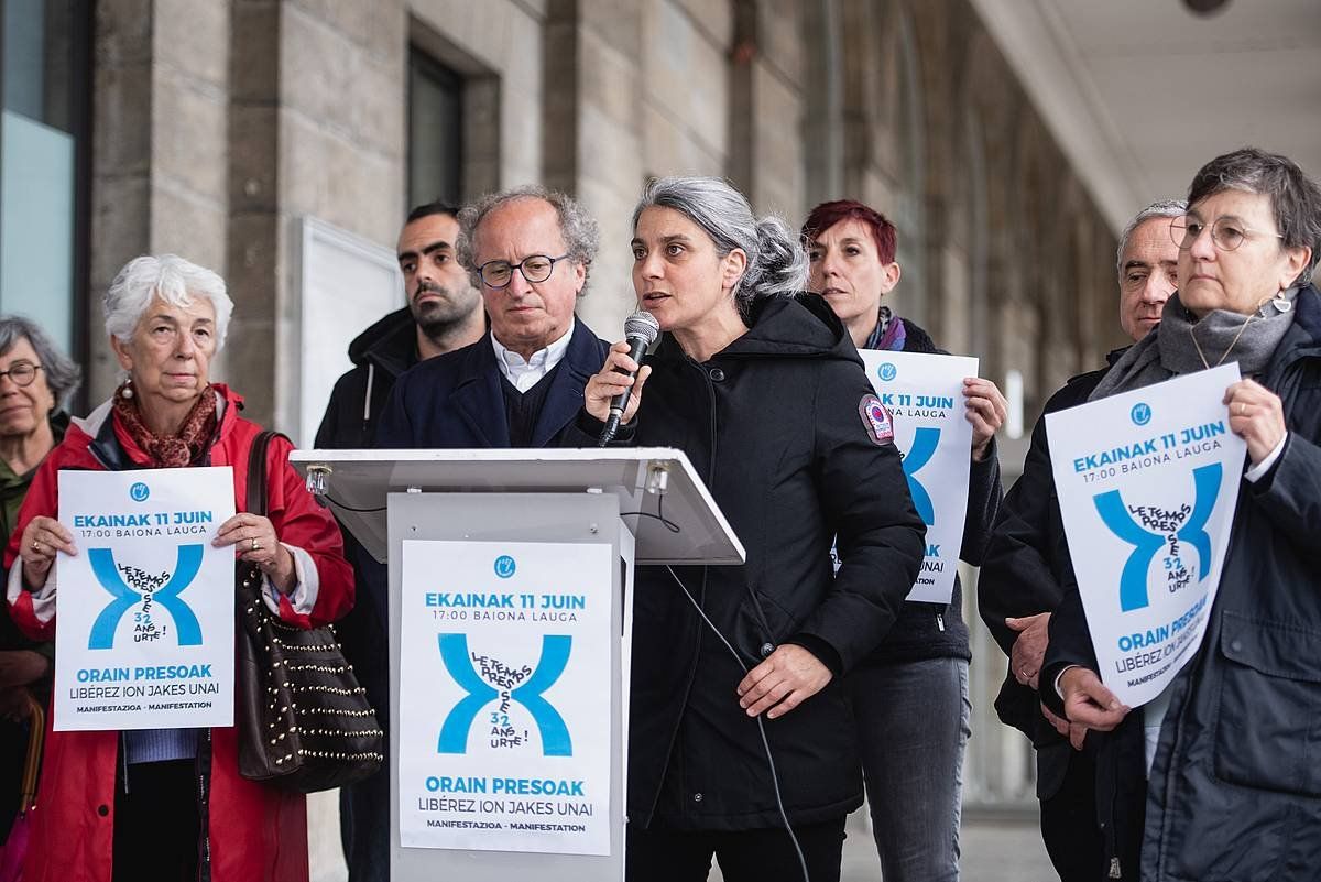 Bake Bideak eta Bakegileek gaur Baionako herriko etxearen aitzinean eginiko agerraldia. GUILLAUME FAUVEAU