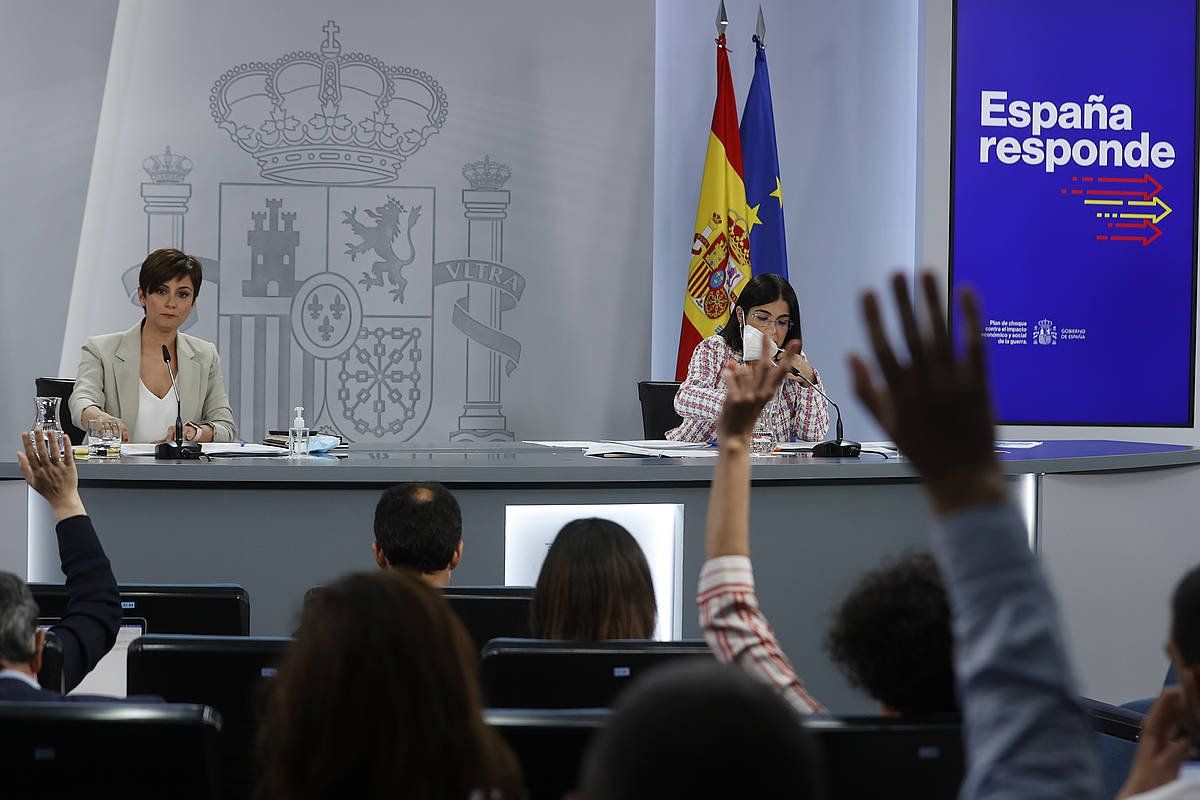 Isabel Rodriguez, gaur, kazetarien galderei erantzuten. J. J. GUILLEN / EFE