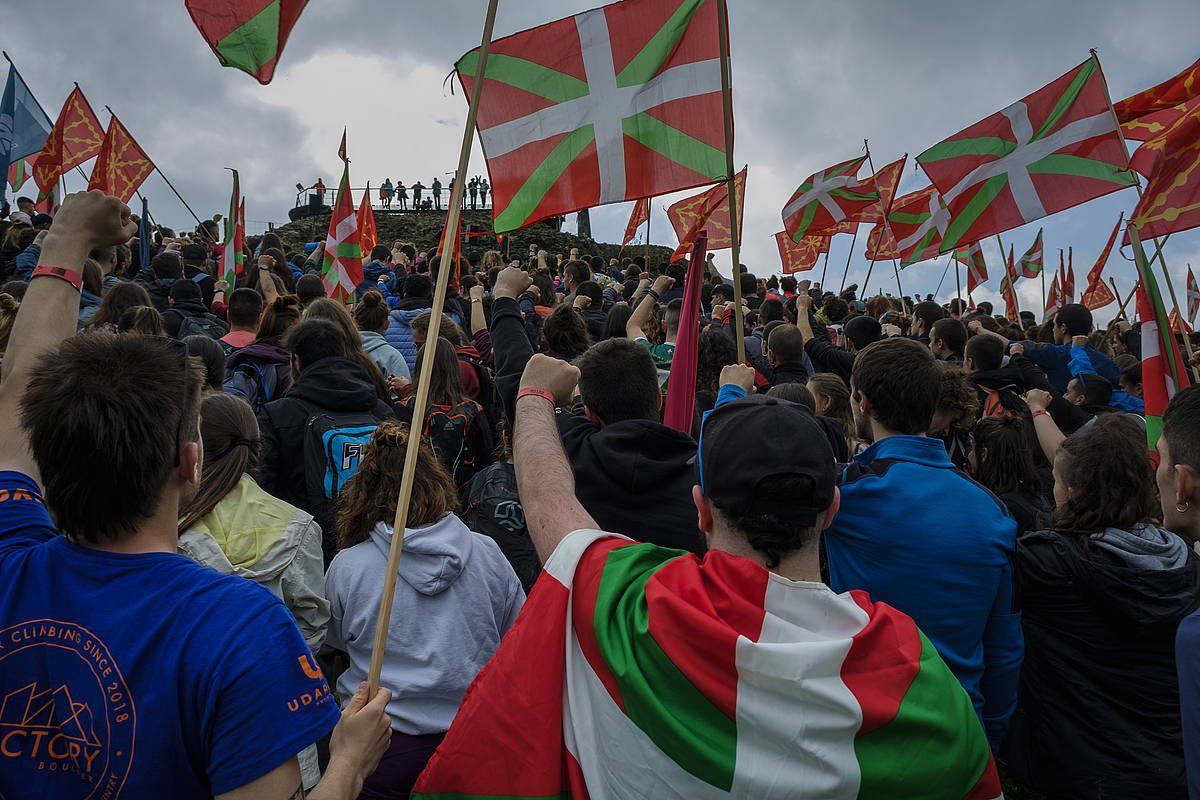 Ehunka gazte Amaiurko gazteluaren aurrean. Ekitaldia egin zuten han, Zugarramurditik Erratzurako bidean. JON URBE / FOKU
