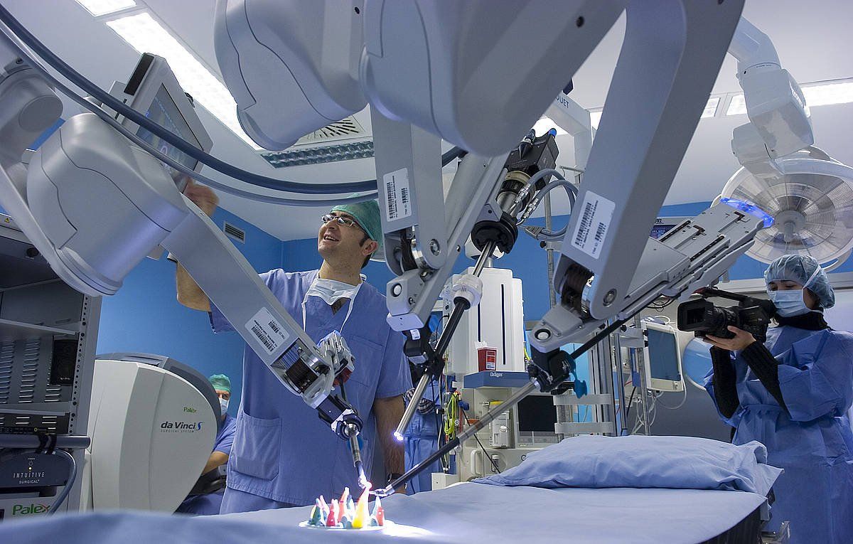 Prostatako minbiziko kirurgian erabiltzen den Da Vinci robota, Gipuzkoako erietxe batean. JON URBE / FOKU