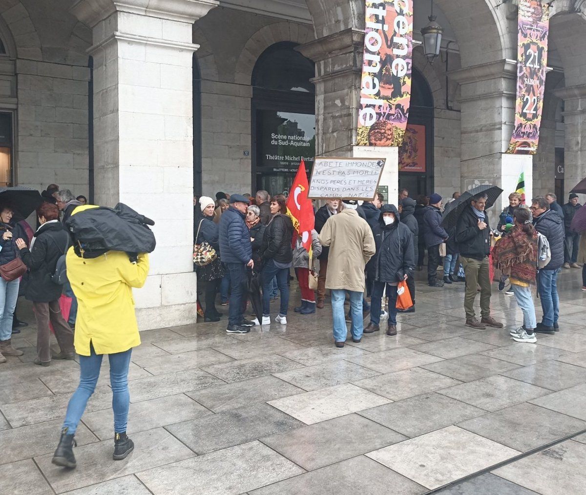 Baionako herriko etxe aurrean bildu da jendea, eskuin muturraren aurka. EKHI ERREMUNDEGI