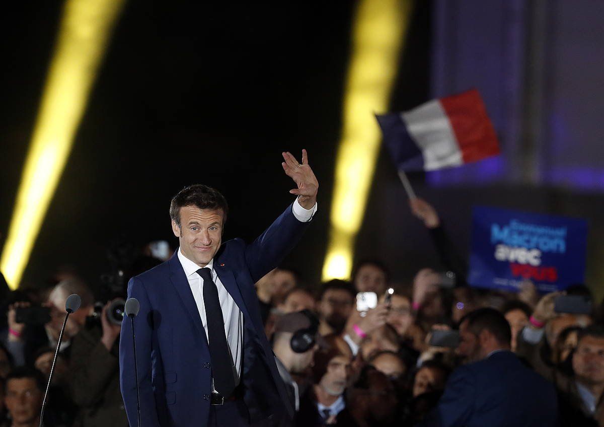 Macron, hauteslekuak itxi ostean, garaipena ospatu duen lekura heltzen, Parisen, Eiffel Dorrearen parean. GUILLAUME HORCAJUELO / EFE