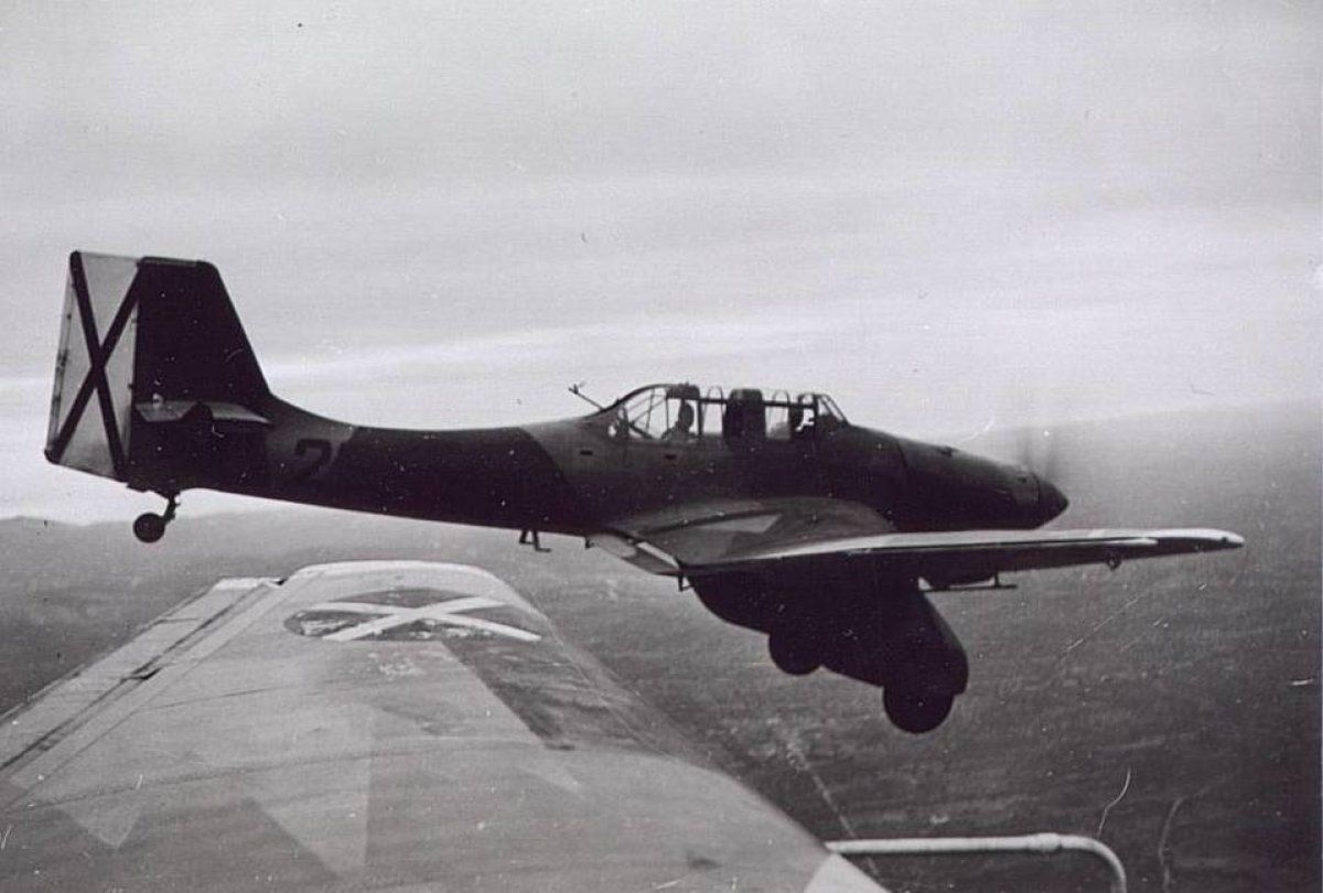 Condor Legioko Junkers Ju 87A hegazkinak, Espainiako matxino faxisten ikurrekin. BERRIA