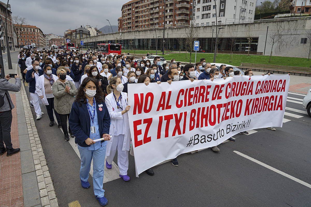 Basurtoko ospitaleko langileek itxieraren aurka egindako protesta bat, martxoan. ARITZ LOIOLA / FOKU