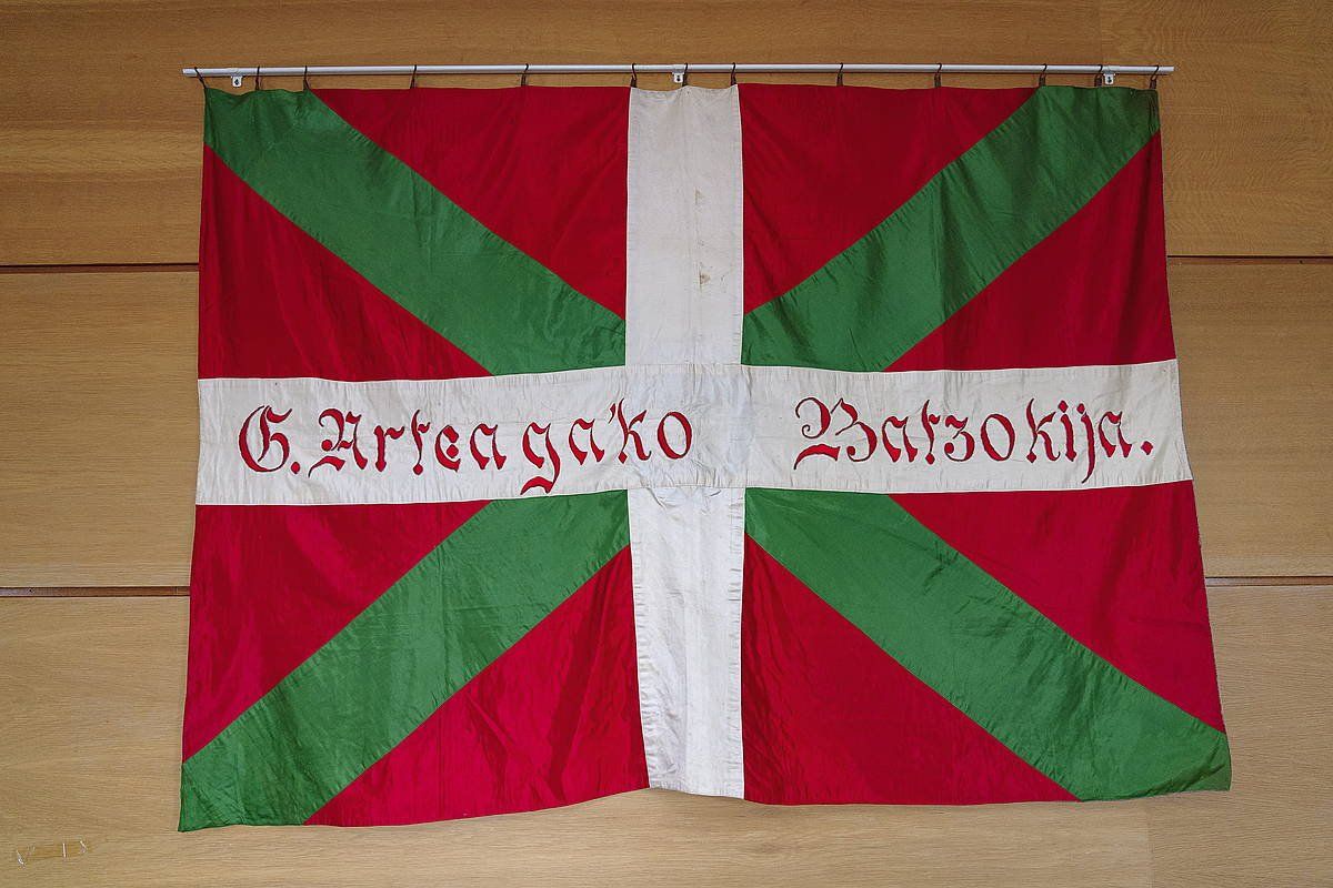 Faxistek duela 85 urte ostu zuten ikurrina, berriro Gautegiz Arteagan. ARITZ LOIOLA, FOKU