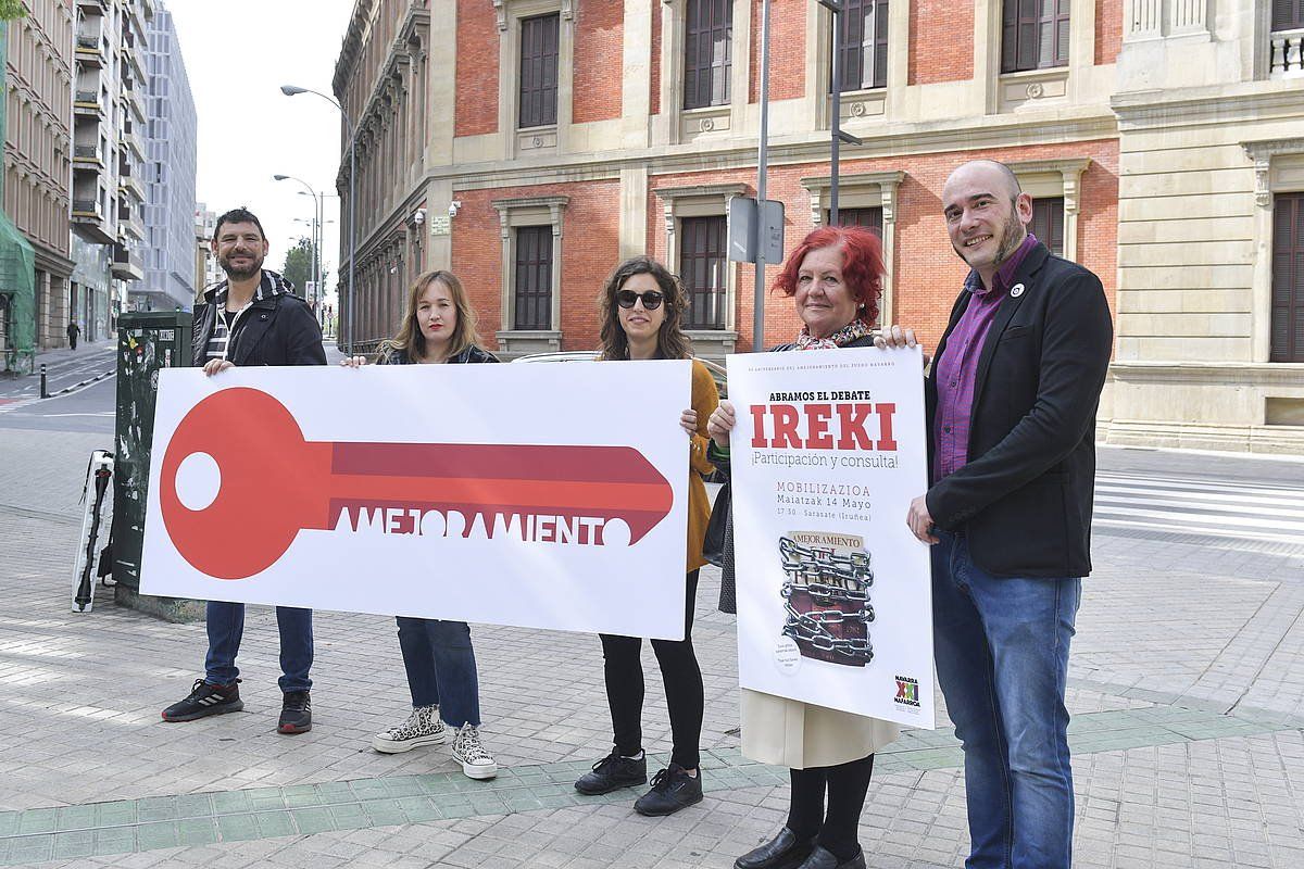 XXI Nafarroa herri ekinbideko kideak, gaur, Nafarroako Parlamentuaren aurrean. IDOIA ZABALETA / FOKU