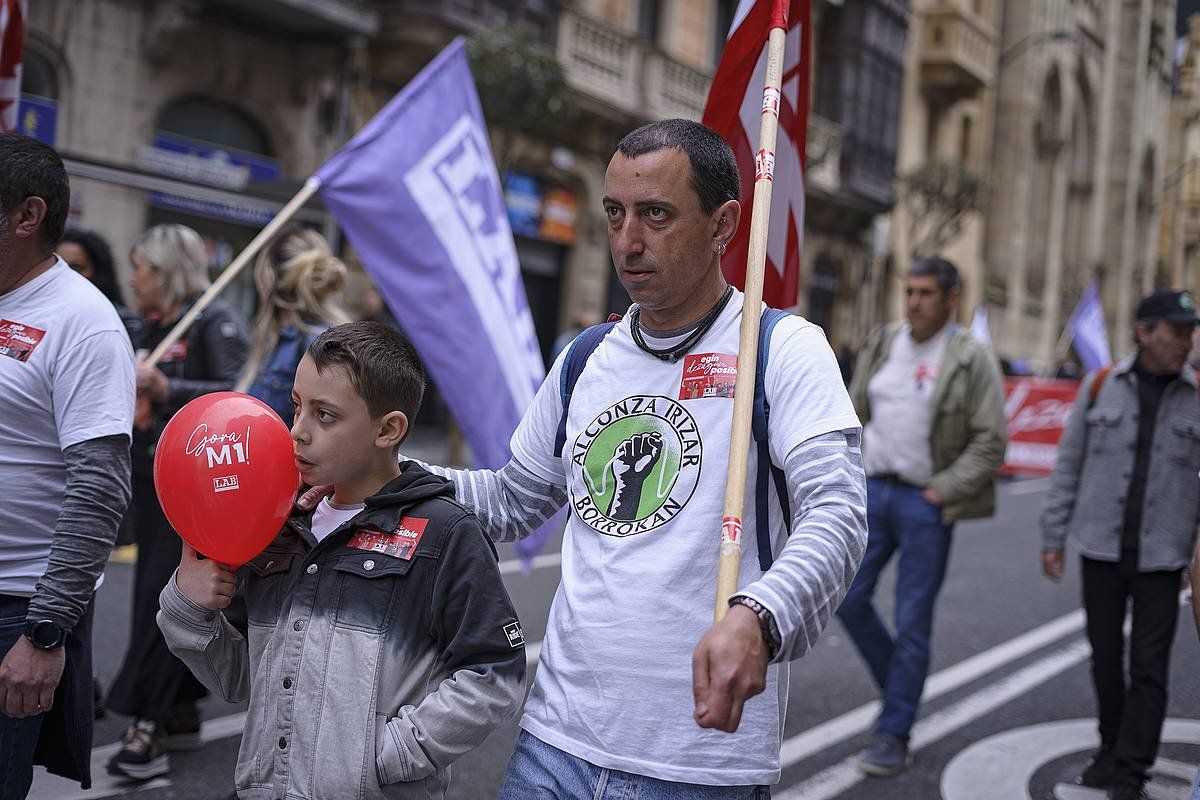 Bi lagun LABek igandean Bilbon antolatu zuen mobilizazioan. ARITZ LOIOLA / FOKU