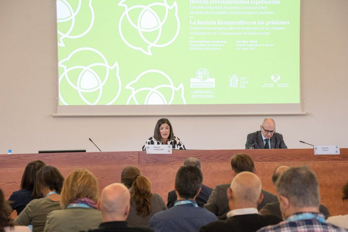 Beatriz Artolazabal eta Eugenio Artetxe, gaur, sinposioaren aurkezpenean, Bilbon. IREKIA