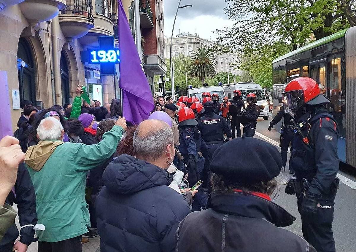 Abortatzeko eskubidearen aurkako protesta bat, eta haren aurkako kontra protesta. NEREA LIZARRALDE/IRUTXULOKO HITZA