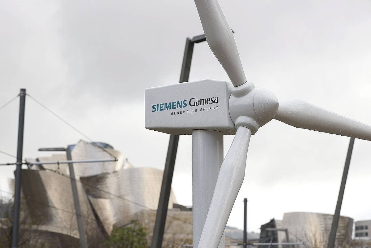 Siemens Gamesaren sorgailu eoliko txiki bat. LUIS TEJIDO / EFE Siemens Gamesaren sorgailu eoliko txiki bat. LUIS TEJIDO / EFE