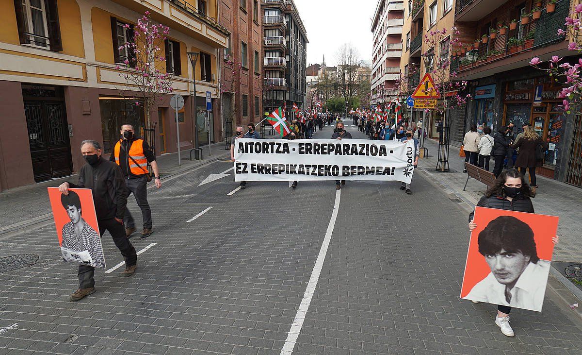 Estatuaren indarkeriaren biktima batzuei egindakoomenaldia, Tolosan. GOTZON ARANBURU / FOKU