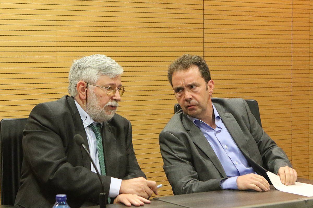 Florencio Dominguez eta Juan Calos Abascal, gaur goizean, Ermuan egindako prentsaurrekoan. OSCAR MATXIN EDESA / FOKU