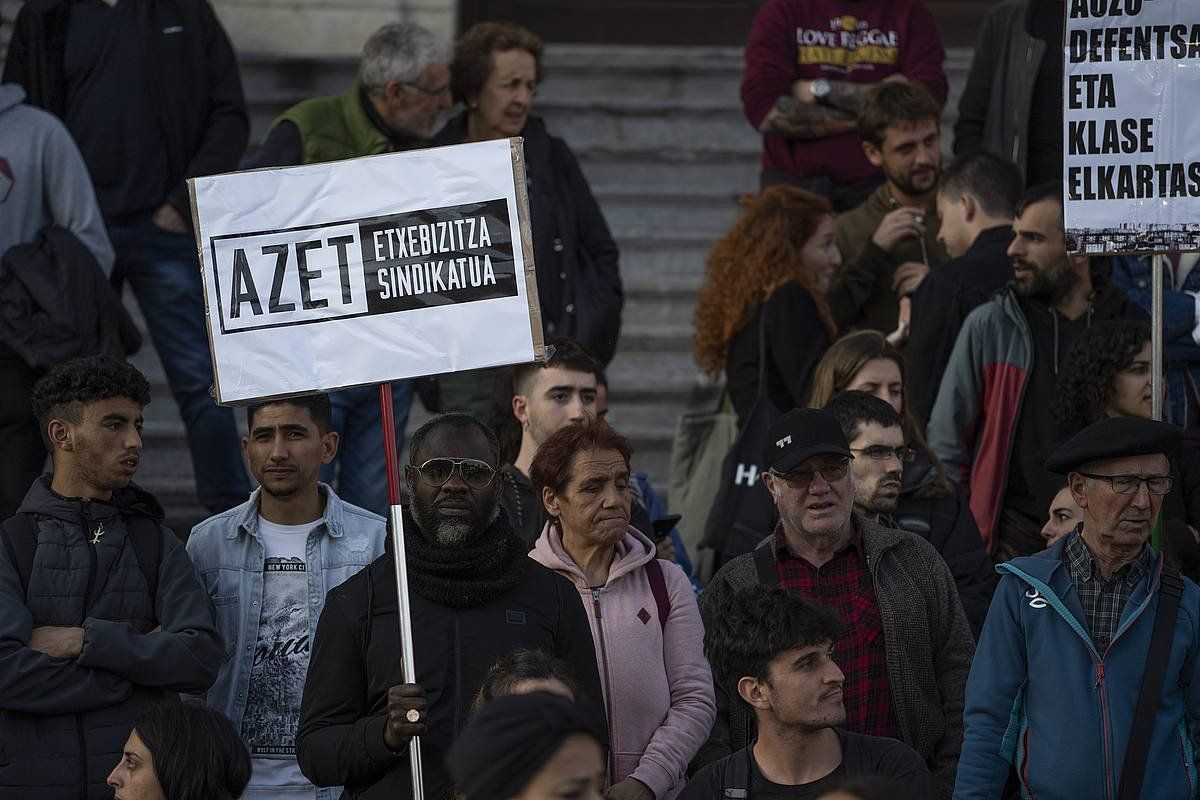 Bilbon aste honetan bi etxegabe hil direla salatzeko ostegunean egin zuten protesta. MONIKA DEL VALLE, FOKU