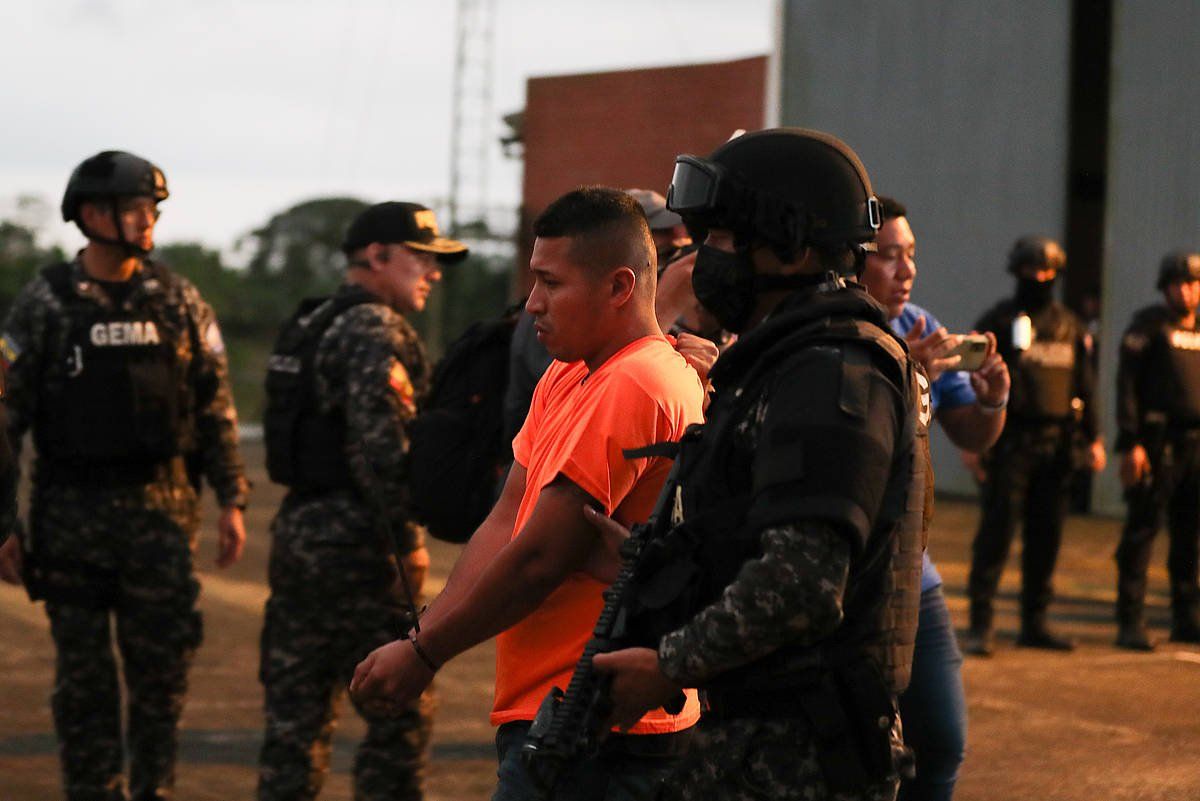 Polizia presoak eramaten Santo Domingo de los Tsachilas espetxetik, Guayaquil hiriko Roca espetxera. EFE/ JOSé JáCOME