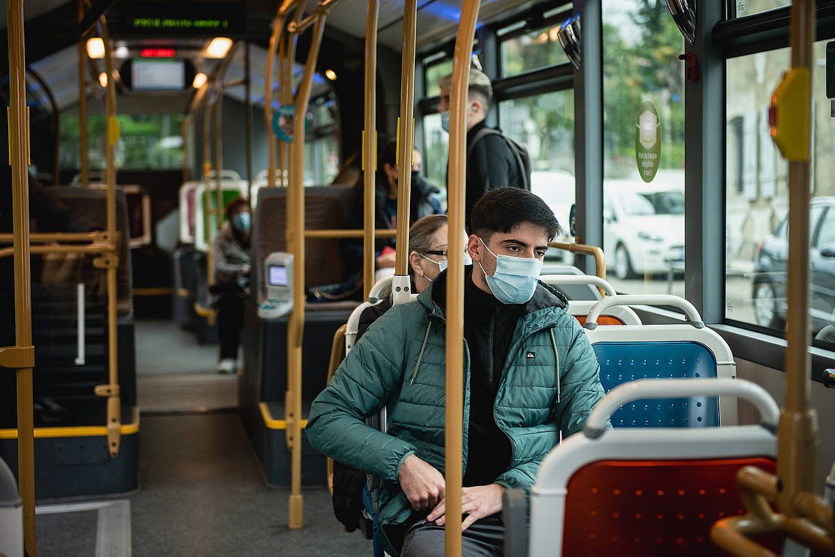 Herritarrak autobusean maskara jantzita, Baionan, artxiboko irudian. GUILLAUME FAUVEAU