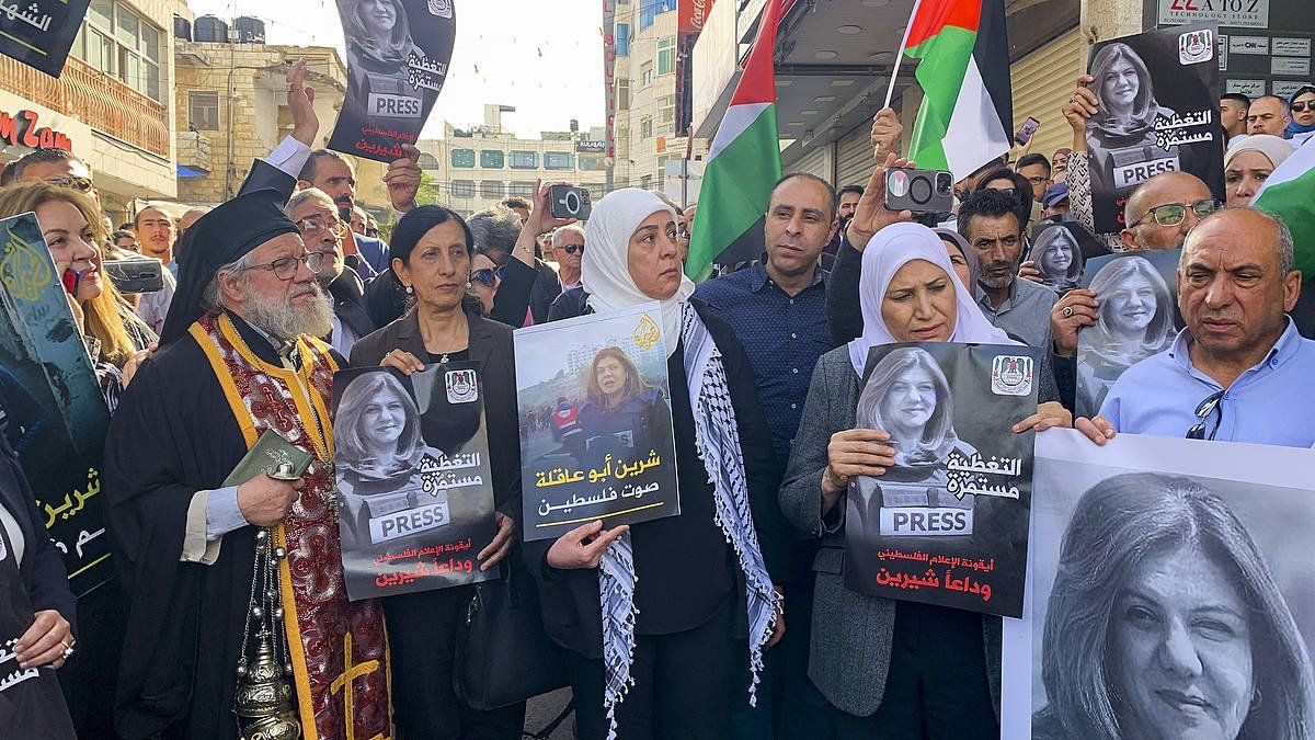 Hainbat palestinar, Shirin Abu Akleh kazetariaren hilketa gaitzesteko mobilizazioetan. YEMELI ORTEGA