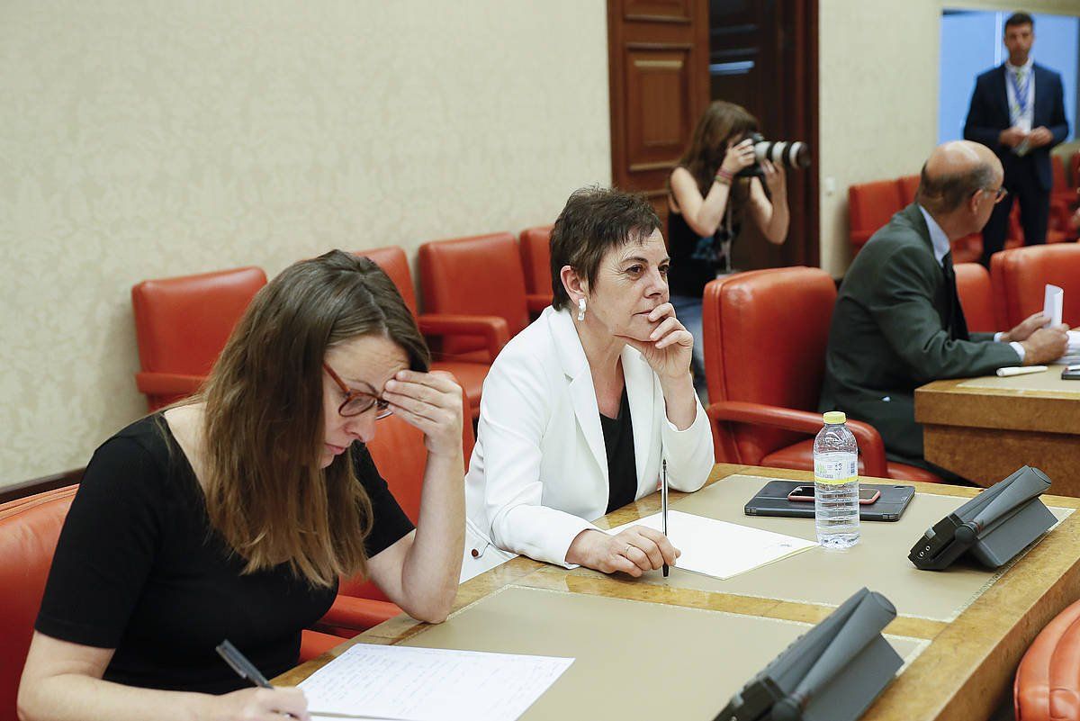 Mertxe Aizpurua, atzo, Felix Bolaños ministroaren hitzartzean. MARISCAL / EFE