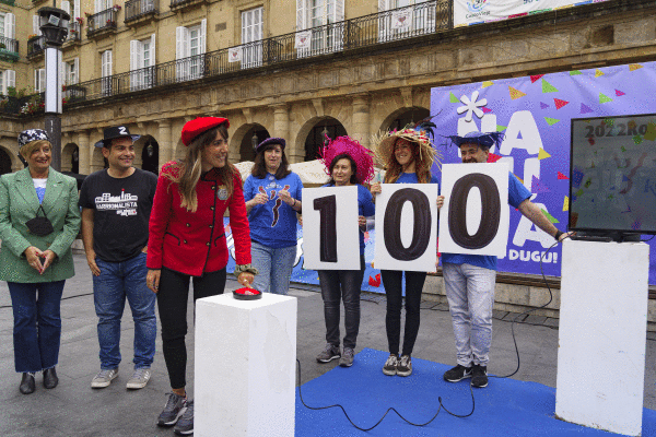 Itsasne Nuñez 2019ko Bilboko Aste Nagusiko txupinera atzera kontaketa abiatzeko botoia sakatzen, goizean, Bilboko Plaza Barrian. ARITZ LOIOLA/ FOKU